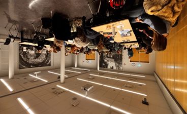 en gruppe mennesker som sitter ved bord