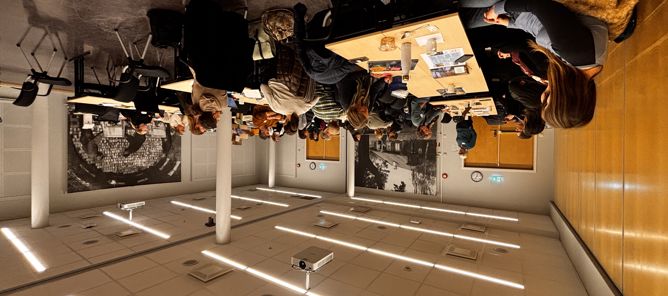 en gruppe mennesker som sitter ved bord