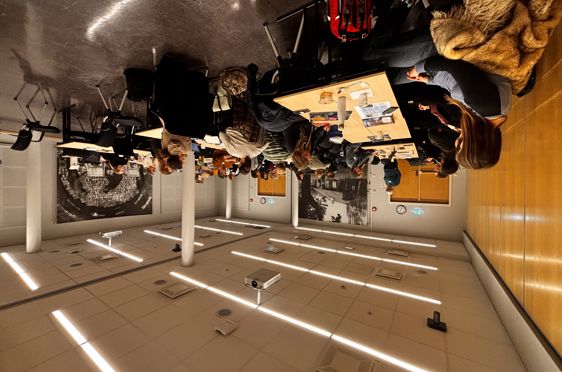 en gruppe mennesker som sitter ved bord