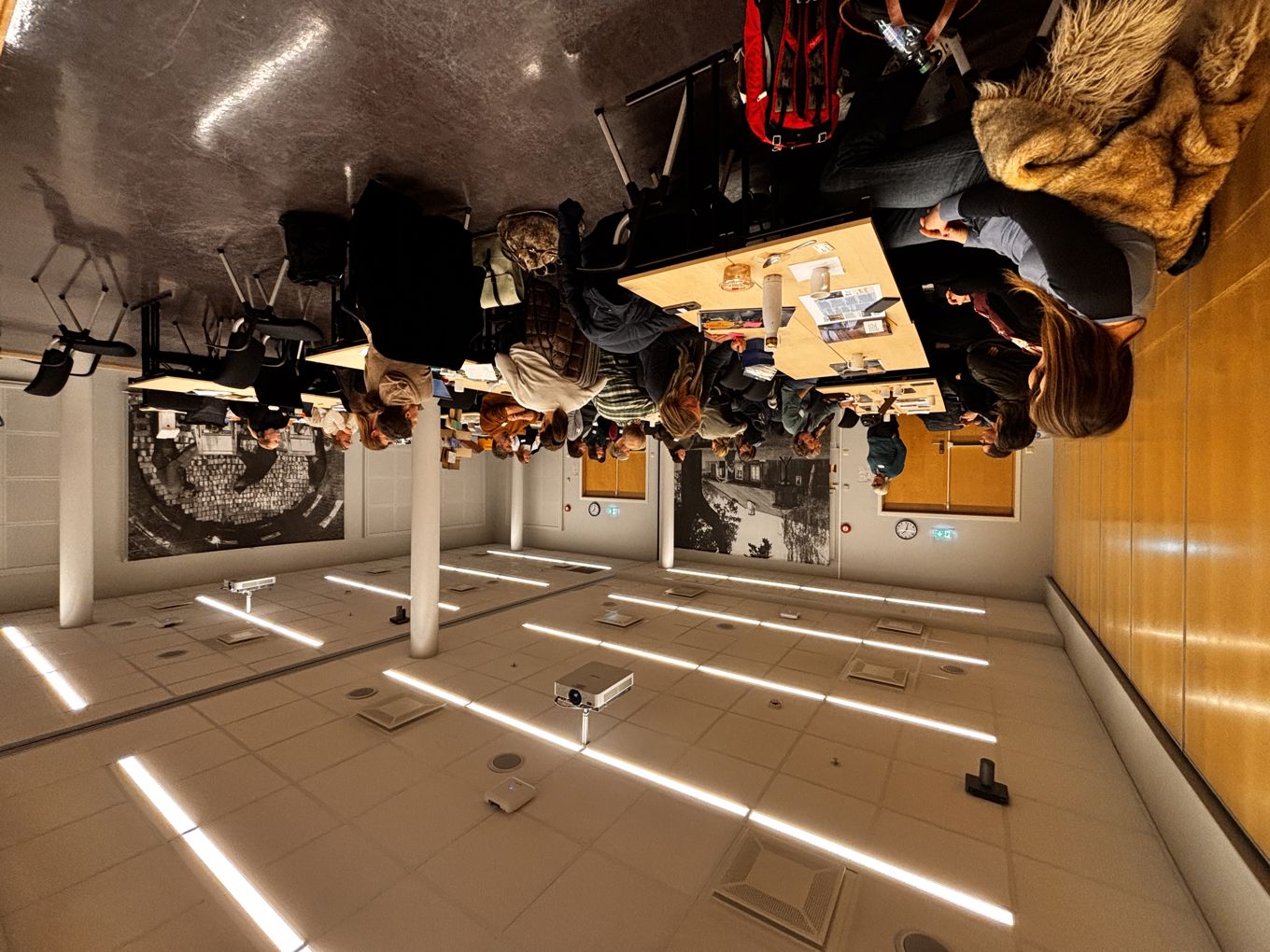 en gruppe mennesker som sitter ved bord en gruppe mennesker som sitter ved bord