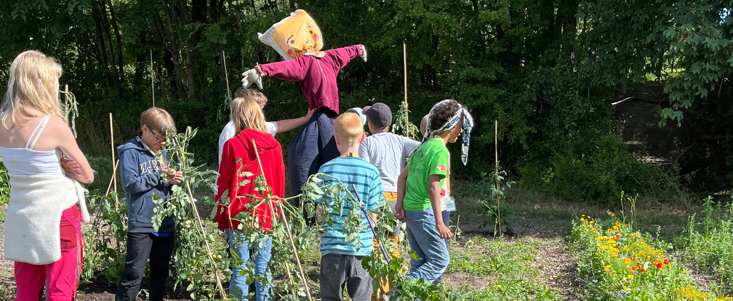 en gruppe mennesker som ser på en person som holder et barn på en pinne