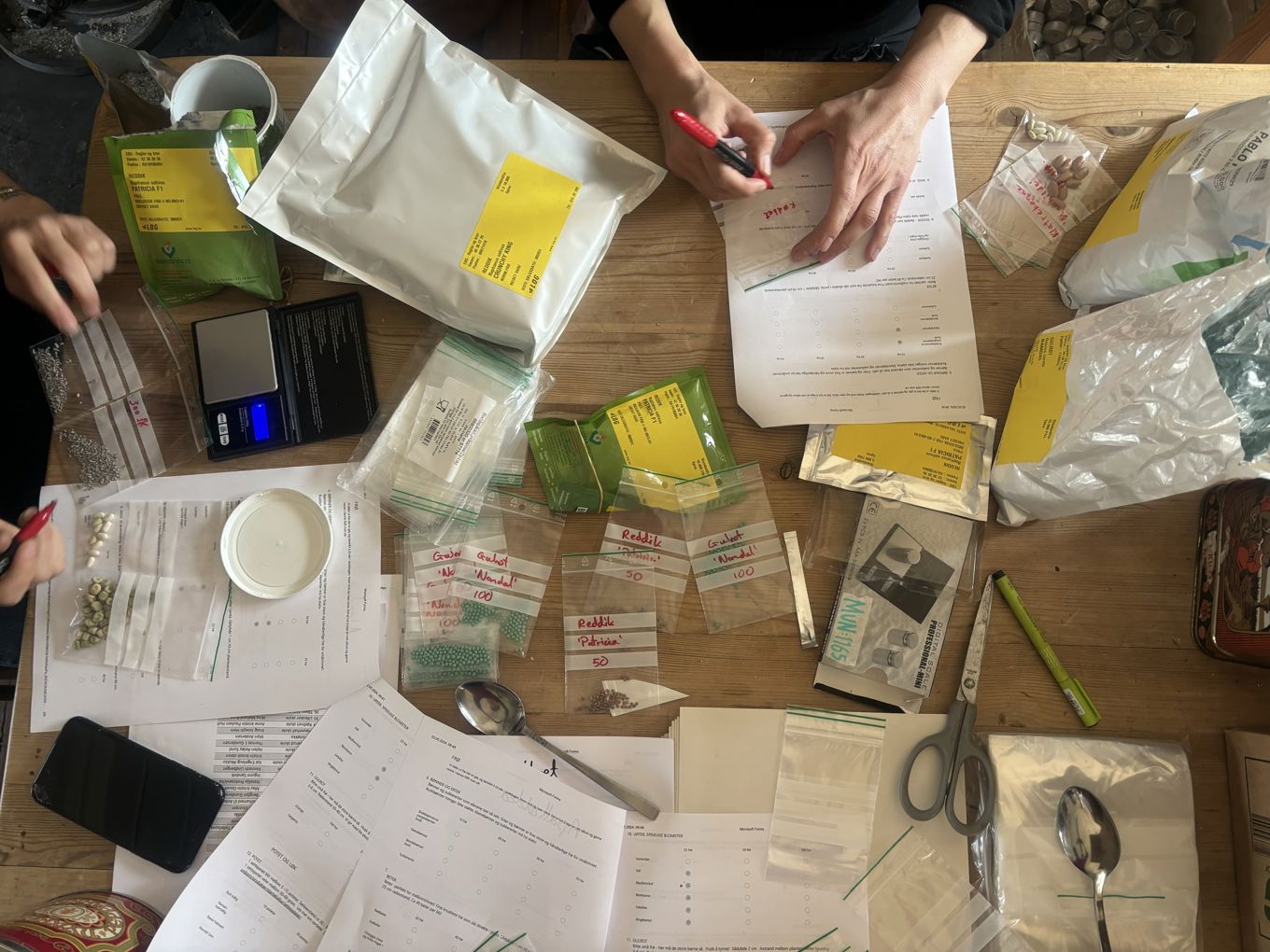 Et bord fullt av rot