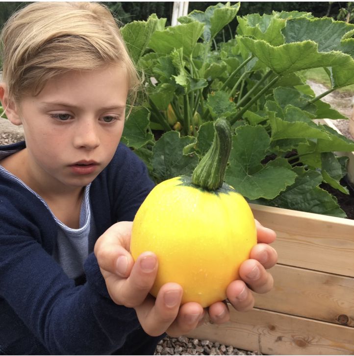 Jente med squash